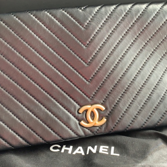 Chanel Chevon clutch - Picture 3 of 11